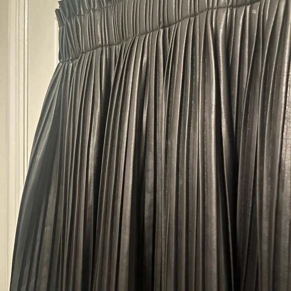 NWOT Tuckernuck Pomander Place Black Pleated Faux Leather Mini Skirt - Picture 6 of 7